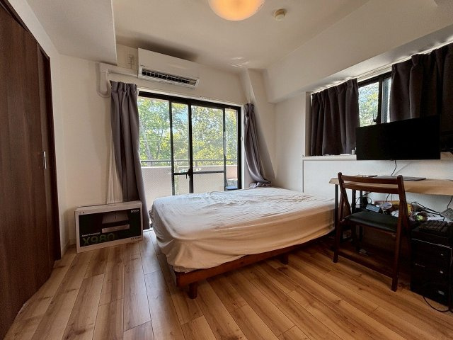 【洋室】 | ライオンズマンション高円寺第2 | 南側と西側からの2面彩光♪通風も良くとても開放的で落ち着く空間です。窓から広がる景色は中央公園の緑達！ 是非ともご内覧下さい♪