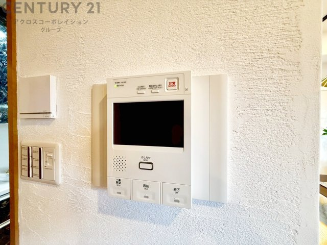 訪問者が来たときにテレビ画面で確認できるため、安心してドアを開けられます。録画機能があるものもあり、留守中に来訪者を記録しておくことができます。利便性が高く、セキュリティ面でも安心です。