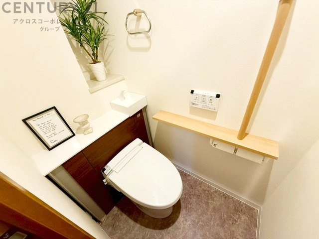 温水洗浄便座付トイレは温水洗浄機能により、暖かい水でおしりを洗浄することができ、冷たい水を使う従来の便座に比べ、温水洗浄機能で暖かいトイレを提供し、快適な使用を可能にします。