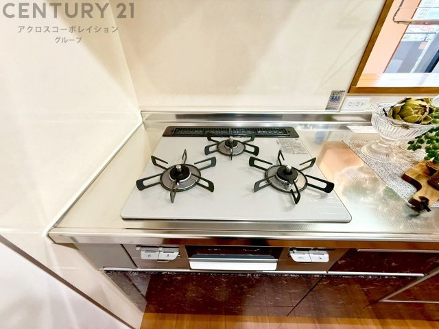 多数の調理器具を同時に使用でき、料理の効率化が可能。省エネで節約になり、様々な料理スタイルに適応できます。また、火力調整が独立しており、手入れや掃除もしやすく、今よりもっとお料理が楽しくなるかも。