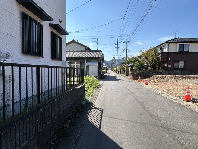 中古住宅　粟野東1丁目の前面道路含む現地写真