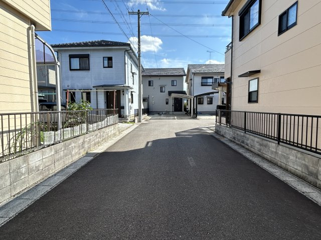 中古住宅　粟野東1丁目の前面道路含む現地写真