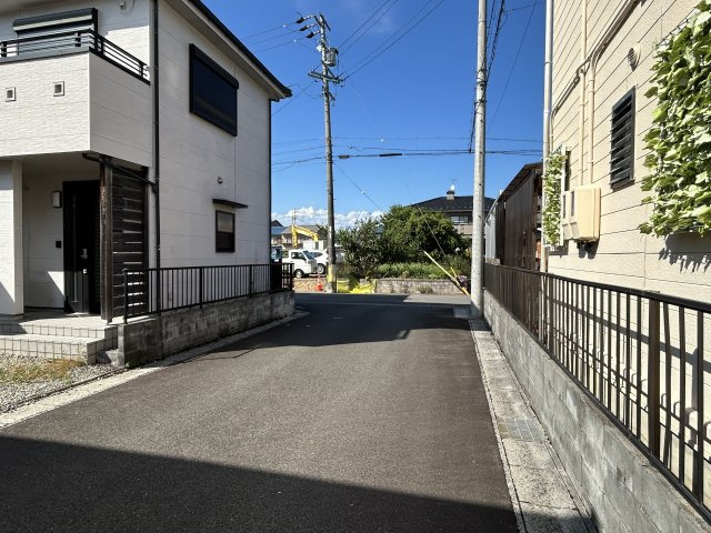 中古住宅　粟野東1丁目の前面道路含む現地写真