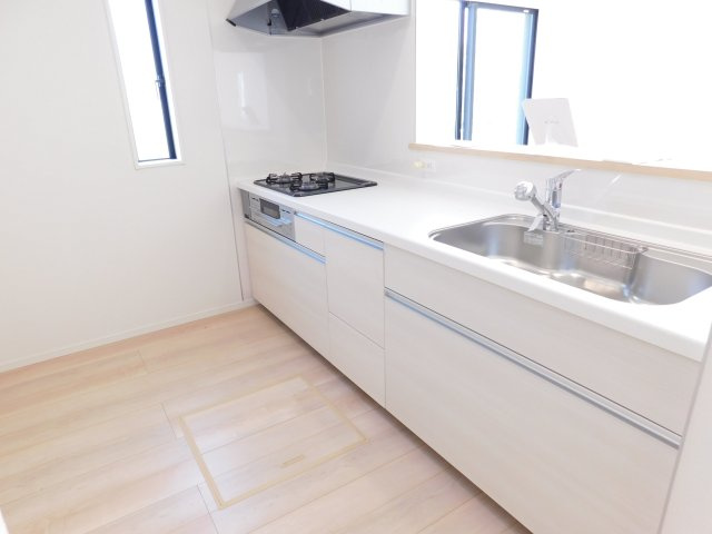 稲沢市平和町西光坊大門北の新築一戸建のキッチン|◇キッチン◇　　人気の対面式・人造大理石トップシステムキッチン・浄水器一体型水栓・静音仕様シンク・Sｉセンサーコンロ（３口）・前面コンセント完備・床下収納庫など