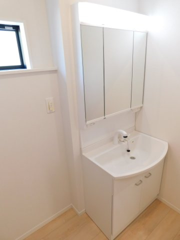 稲沢市平和町西光坊大門北の新築一戸建の独立洗面台|◇洗面室◇　　三面鏡シャワードレッサー　くもり止め仕様