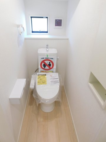 稲沢市平和町西光坊大門北の新築一戸建のトイレ|◇トイレ◇　　１・２階ウォシュレット　節水タイプ　オート開閉機能付き　収納完備