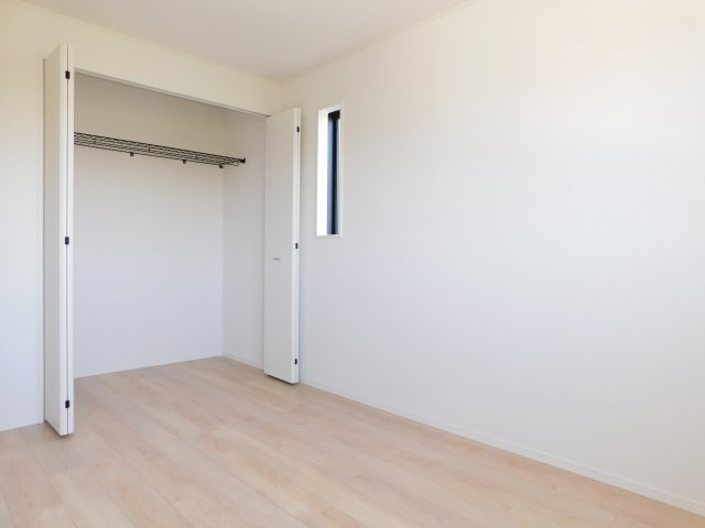 稲沢市平和町西光坊大門北の新築一戸建の洋室|◇洋室◇　　２面採光で明るい洋室６．０帖　全居室収納完備♪