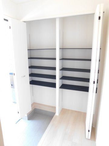 稲沢市平和町西光坊大門北の新築一戸建の玄関|◇玄関収納◇　　家族の履物がしっかり収納でき、玄関がスッキリと片付きます♪　可動棚付き