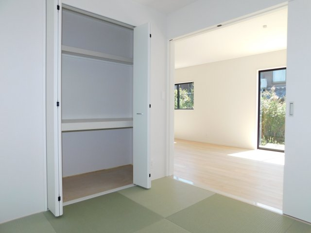 稲沢市平和町西光坊大門北の新築一戸建の和室|◇洋風和室◇　　明るい和室４．５帖　全居室収納完備♪