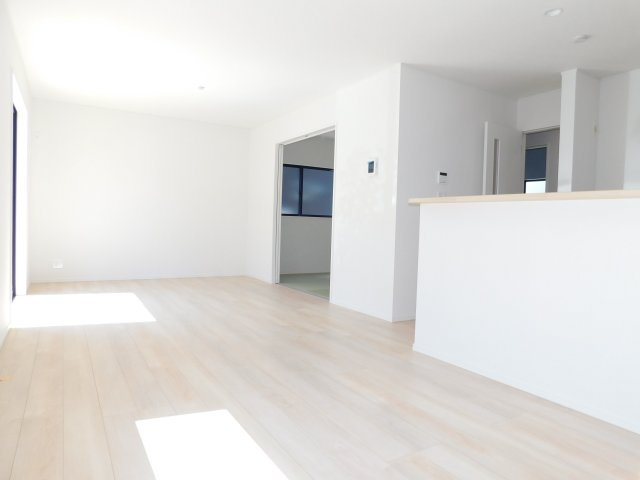 稲沢市平和町西光坊大門北の新築一戸建の居間・リビング|◇リビング◇　　南面で広くて明るいリビング１８．０帖！　ご家族の様子が伺える対面キッチン♪