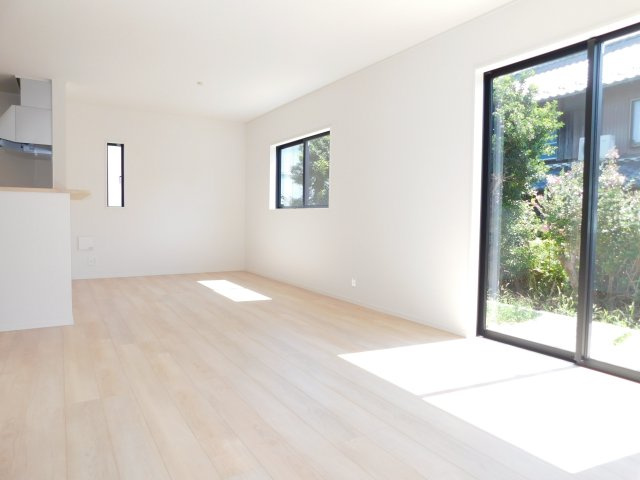 稲沢市平和町西光坊大門北の新築一戸建の居間・リビング|◇リビング◇　　南面で広くて明るいリビング１８．０帖！　家族の会話が弾む対面キッチン♪