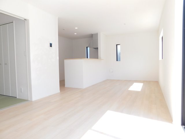 稲沢市平和町西光坊大門北の新築一戸建の居間・リビング|◇リビング◇　　南面で広くて明るいリビング１８．０帖！　隣の和室と続き間で最大２２．５帖♪　
