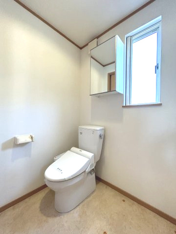 ソーグラスのトイレ|ミラーキャビネット付き　タオルやトイレ用品などの収納にお使いください！