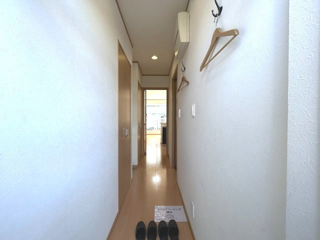 ソーグラスの玄関|壁のフックには帽子やコートを掛けられます