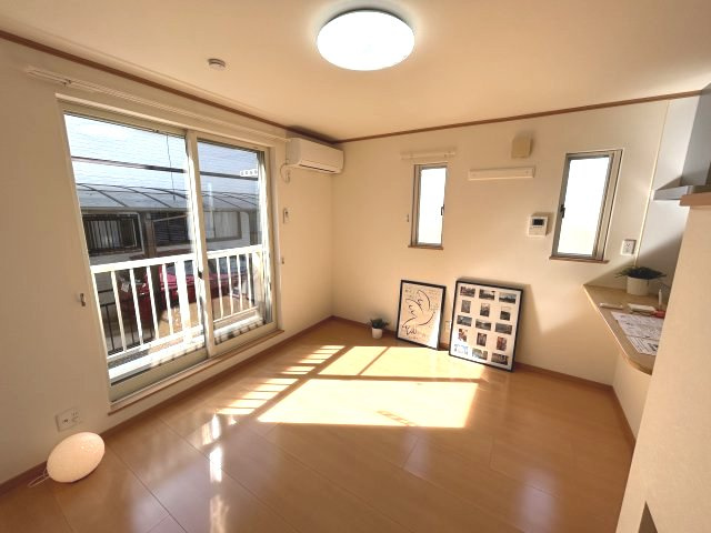 ソーグラスの寝室|窓が多くとても明るいお部屋です