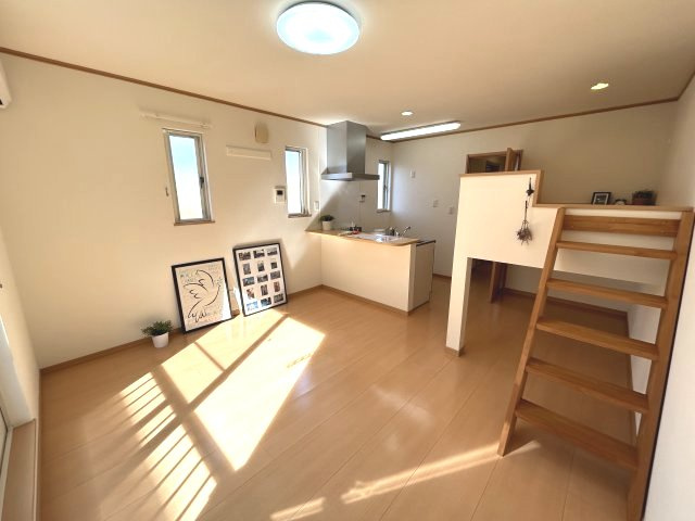 ソーグラスの居間・リビング|LDK11帖　南向きで明るい室内です