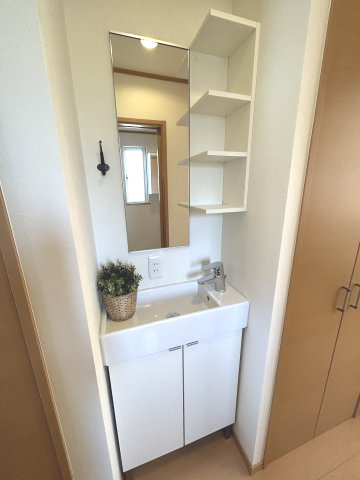 ソーグラスの独立洗面台|棚付きの独立洗面台です