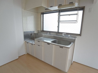 【キッチン】 | ガスコンロ対応キッチン、窓も有り換気良好
