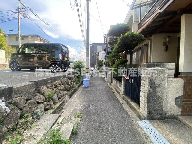 六万寺町3丁目中古テラスハウスの前面道路含む現地写真|東大阪市に密着した当社では、多種多様な不動産をご紹介することが可能です。
投資向け物件は弊社にお任せ下さいませ。