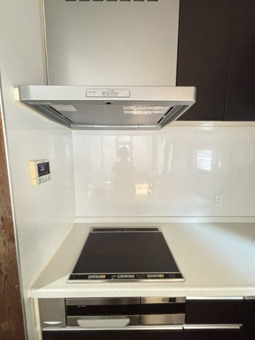 中古戸建　　伴南５丁目のキッチン|木の温もりあふれる空間に溶け込むL字型キッチン。IHと食洗機完備で、家事を楽に、ゆとりの時間を生み出します。