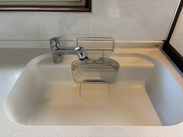 中古戸建　　伴南５丁目のその他|白いワークトップと一体感のあるシンク。見た目の美しさにこだわり、毎日のキッチン時間を優雅に演出します。
