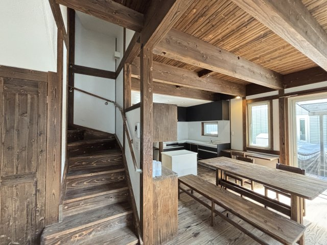 中古戸建　　伴南５丁目のその他|見た目も美しい階段と、機能的な階段下収納。デザイン性と実用性を兼ね備えた、こだわりの空間です。