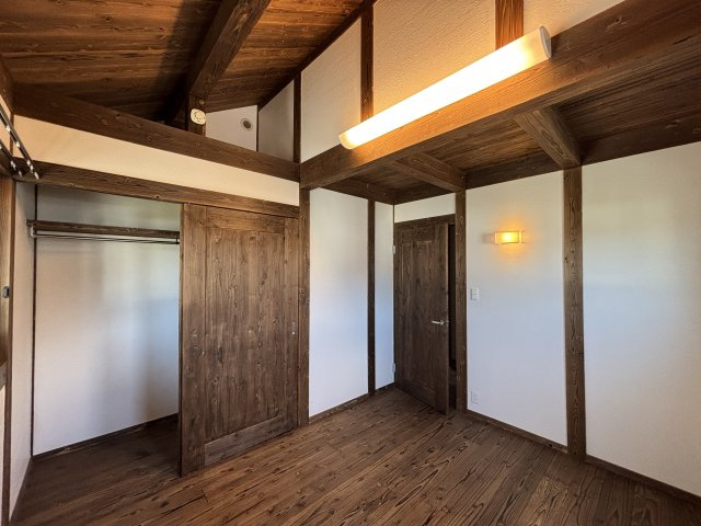 中古戸建　　伴南５丁目の洋室|木の梁を見せた天井の高い洋室は開放感たっぷり。遊び心ある空間で、趣味や仕事に集中できます。