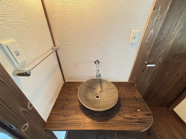 中古戸建　　伴南５丁目のその他|天然木のカウンターと、温かみのある照明が印象的な洗面スペースです。個性的なボウル型の洗面器がアクセントとなり、毎日使う場所だからこそ、デザインにもこだわった空間です。