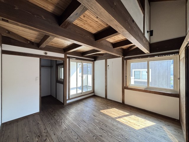 中古戸建　　伴南５丁目の洋室|吹き抜けと繋がる洋室は、扉の開閉でプライベート空間と開放的な空間を自由に使い分けられます。