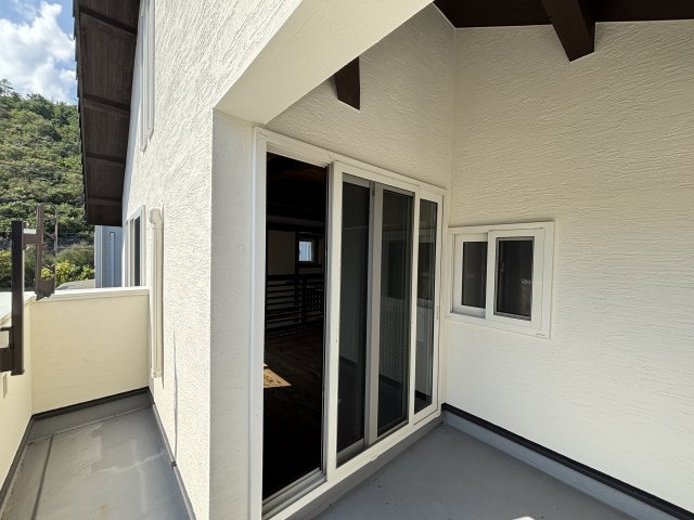 中古戸建　　伴南５丁目のバルコニー|光が差し込む明るい洋室から続くバルコニー。風通しが良く、お布団や大きな洗濯物も気持ちよく干せます。