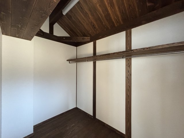 中古戸建　　伴南５丁目の収納|無垢材の梁と床が温かみのある雰囲気を醸し出す、おしゃれなウォークインクローゼットです。服を選ぶ時間も楽しくなるような、こだわりの空間です。
