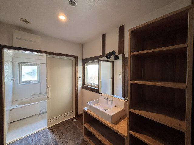 中古戸建　　伴南５丁目の独立洗面台|造り付けの大きな棚は、リネン類やストック品収納に最適。散らかりがちな洗面室をすっきりと保てます。