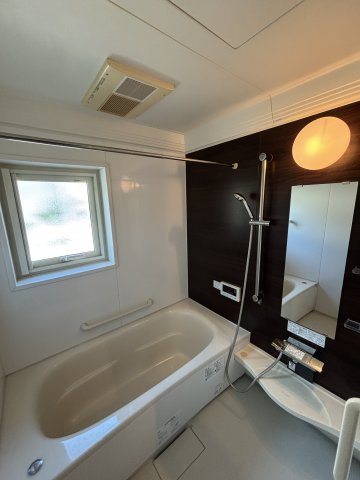 中古戸建　　伴南５丁目の浴室|足を伸ばしてゆったり入れる広い浴槽。お子様との入浴にも十分なスペースで、楽しいバスタイムを過ごせます。