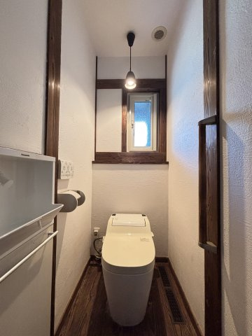 中古戸建　　伴南５丁目のトイレ|小さな窓とペンダントライトが、空間に優しい光を演出。木の温もりが、ホッと安らげる時間を提供します。