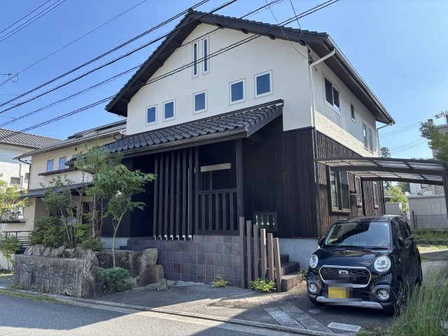 中古戸建　　伴南５丁目の外観|木の温もりと香りに包まれる自然素材の家。21.6帖LDKと吹き抜け、小屋裏収納が家族の暮らしを豊かにします。