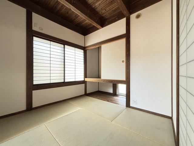 中古戸建　　伴南５丁目の和室|広々LDKと続きの和室で、ご家族とのくつろぎ時間を満喫できるゆとりの空間。
