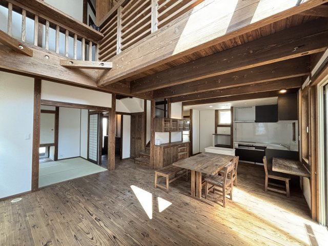 中古戸建　　伴南５丁目の居間・リビング|21.6帖のゆとりあるリビングダイニング。キッチンや和室ともつながり、生活動線がスムーズに。窓からの光が差し込み、家族団らんにぴったりの心地よい空間です