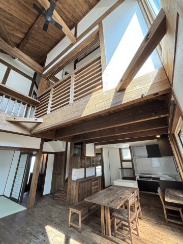 中古戸建　　伴南５丁目の居間・リビング|大きな吹抜けが広がる、開放感あふれるリビング。梁や柱の木の質感が引き立ち、自然素材の温もりを感じられる空間です。