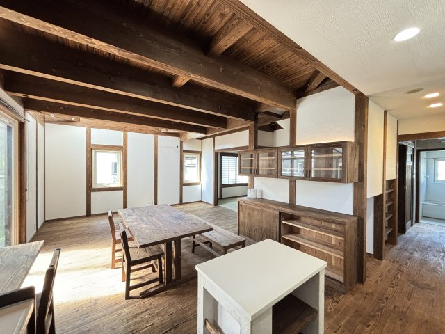 中古戸建　　伴南５丁目の居間・リビング|木の温もりに包まれた広々LDK。窓からの光が心地よく、家族団らんに最適な空間です。