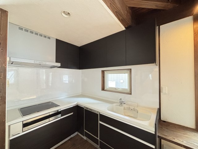 中古戸建　　伴南５丁目のキッチン|家事動線に優れたL型キッチン。収納もたっぷりで快適にお料理が楽しめます。