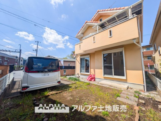 日野市三沢中古戸建の外観|【terrace】
◆テラス◆夜空の向こう、そっと部屋の明かりを消すと窓の向こうには星空と街のスクリーンが広がる。そこはかとなく窓辺に佇み、賑わう星空を眺めながら家族と楽しむひと時も捨てがたい。