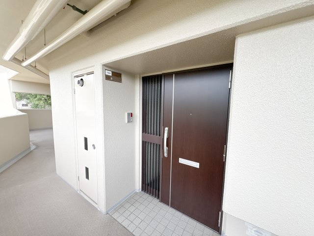 ネオハイツ富雄の玄関