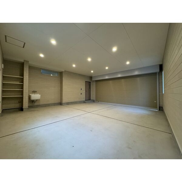 ガラージュ・ド・ルクスみゆきの駐車場