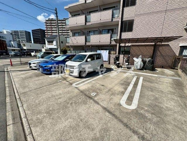 BASIC 2000の駐車場