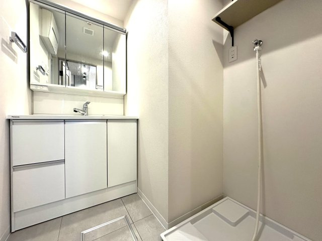 ナイスアーバン志村坂上の独立洗面台|明るい洗面スペースは、使いやすさを徹底的に追求した設計です。忙しい朝も快適に自然と笑顔がこぼれる心地よいひとときを叶えます。毎日の身支度がスムーズに整う、家族みんなに優しい空間です。