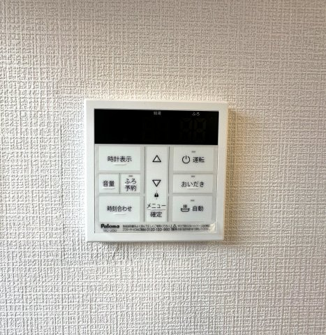 ナイスアーバン志村坂上の発電・温水設備|ワンタッチ操作でお湯張りや追い焚きができるオートバスは、忙しい日々の中でも快適なバスタイムをサポート。湯温の調整や保温も自動で行えるため、いつでもちょうどいい温かさのお風呂が待っています。