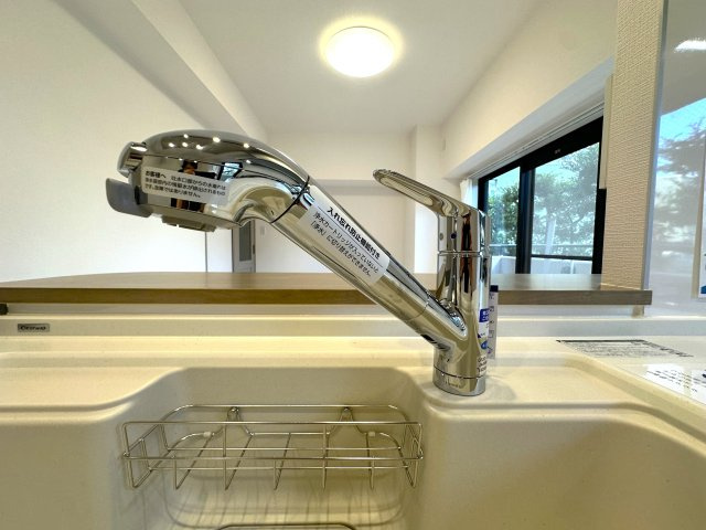 ナイスアーバン志村坂上のキッチン|浄水機能付きの水栓は、安心でおいしい水がすぐ使える便利な設備。ハンドシャワーで使い勝手もよく、毎日の家事が快適になります。使い勝手と衛生面を両立した設計が、毎日の家事に小さな心地よさと楽しさをプラス。