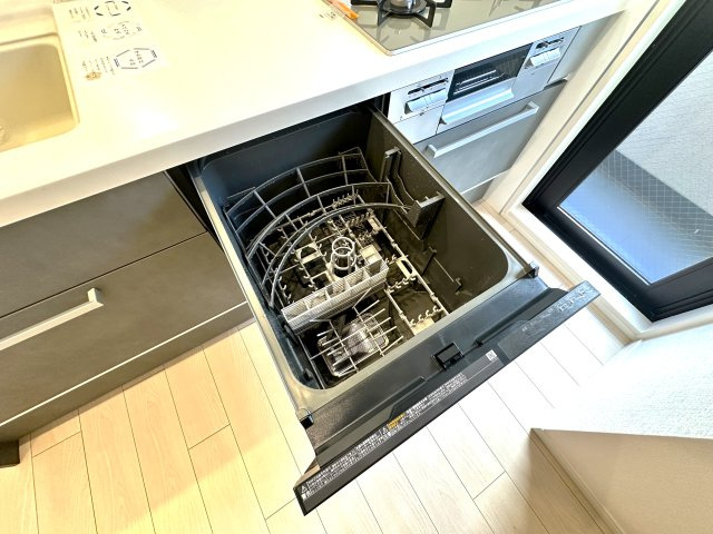 ナイスアーバン志村坂上のキッチン|面倒な後片付けは食洗機におまかせ。空いた時間には、ソファでテレビを観ながらゆったりひと息。家事の負担を減らして、毎日に小さな余裕と心地よさをもたらします。