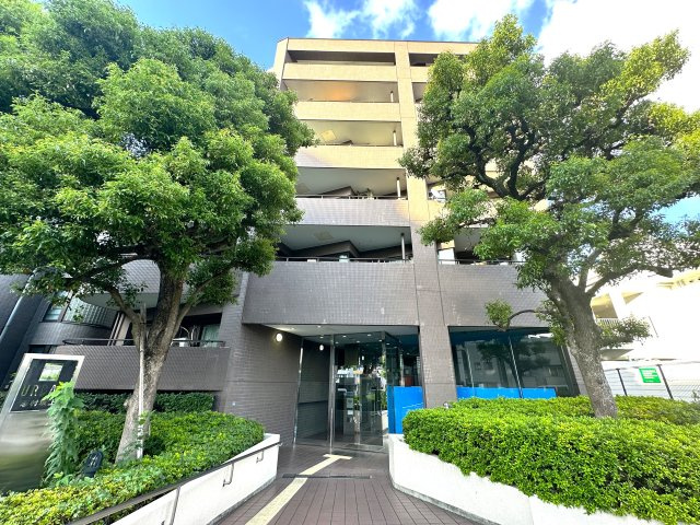 ナイスアーバン志村坂上の外観|ただいま、と家に帰るたびに心がほっと安らぐ、美しく誇らしい外観デザイン。温かみと上質さが絶妙に調和し、家族を迎える誇り高い表情を見せます。街並みにも映える佇まいは、安心感と豊かさをもたらしてくれます。