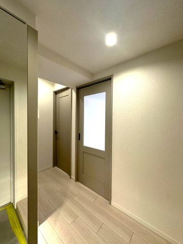 ナイスアーバン志村坂上の玄関|落ち着いたデザインと広々とした空間が調和する玄関は、住まう人を温かく迎え入れます。毎日の出発と帰宅を心地よく包み込み、日常に上質なひとときをもたらしてくれる場所です。